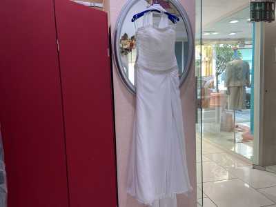�L�abito un tempo si realizzava cucendo la parte superiore con quella inferiore � spiega Maria Cristina �. A partire dagli anni 60 invece inizi� a essere venduto intero, come pezzo unico. Per questo pap� cominci� a ordinare i vestiti gi� pronti da alcune importanti aziende di Napoli�